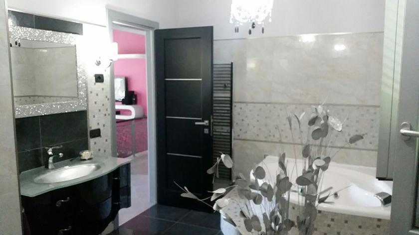 Bagno moderno con vasca idromassaggio rivestito in gres porcellanato ... Bagno moderno con vasca