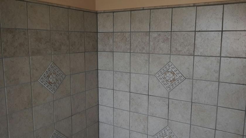 Bagno classico con pavimento effetto legno montato a spina Pavimenti e rivestimenti bagno classico
