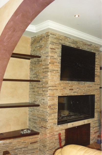 Rivestimento camino bifacciale con cornice e parete in pietra Parete in pietra con tv